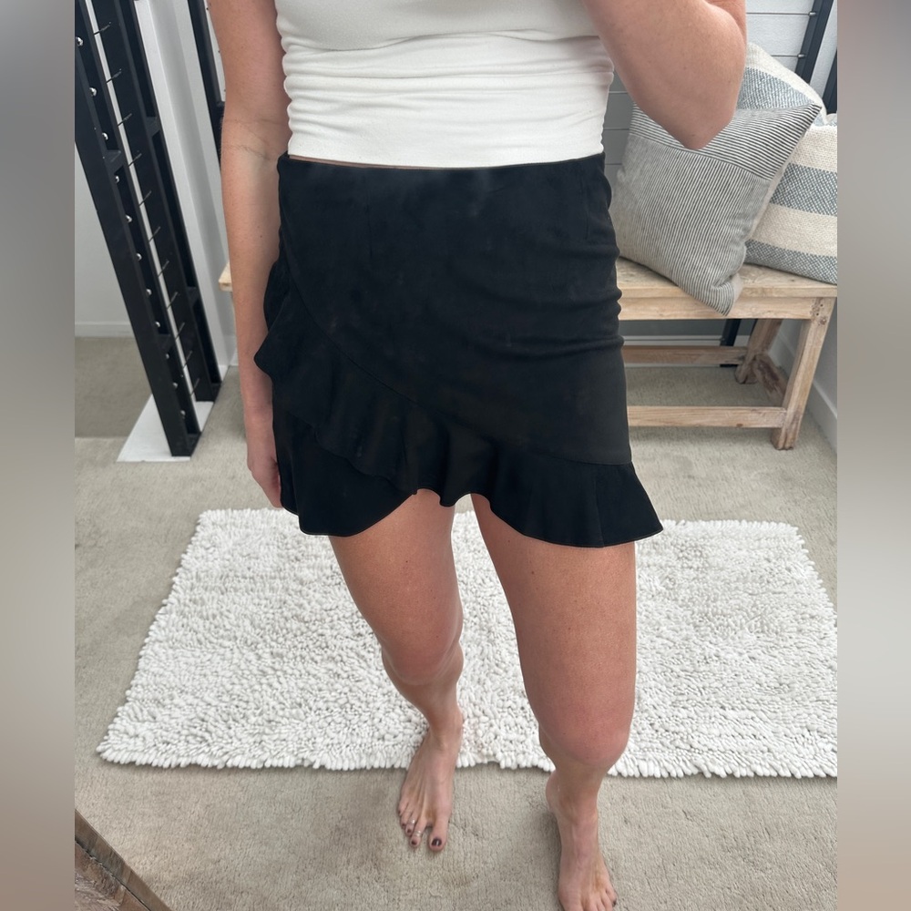 Steve Madden Black Faux Suede Ruffle Mini Skirt Festival Chic | Size 2 - Picture 4 of 10